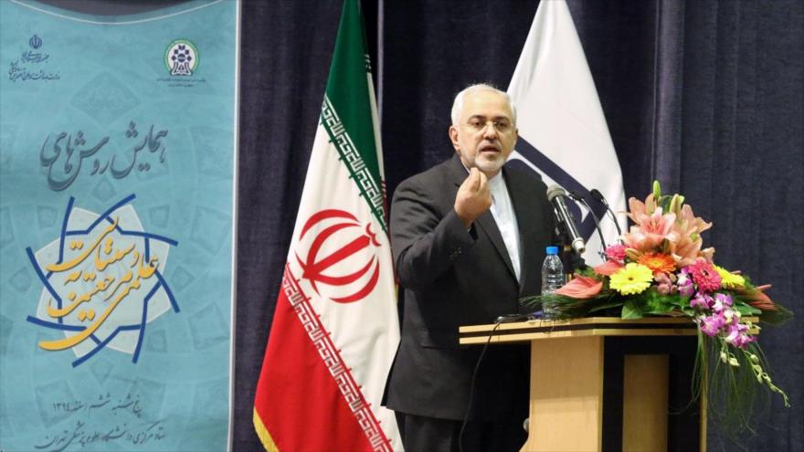 El canciller iraní, Mohamad Yavad Zarif, habla durante la Conferencia de los Métodos para Lograr la Autoridad Científica en Teherán, capital de Irán, 25 de febrero de 2016.