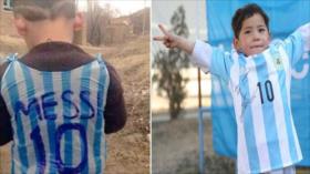 ¡Al fin!, el niño afgano recibe la camiseta real de Messi