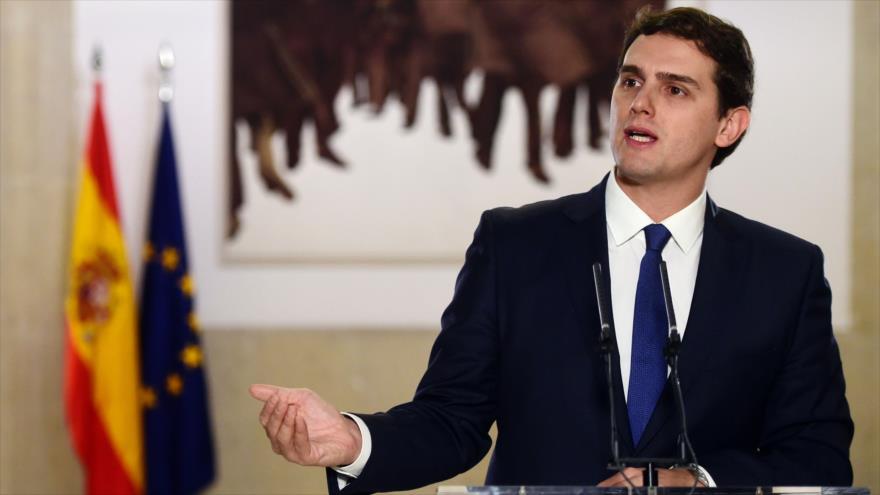 El líder del partido español Ciudadanos, Albert Rivera, habla durante una conferencia de prensa en Madrid, capital española, 24 de febrero de 2016.