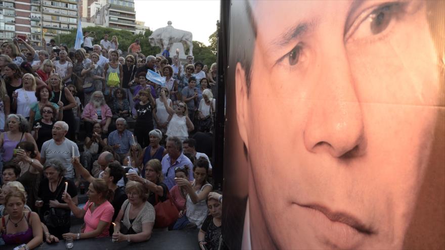 Un grupo de argentinos conmemora el primer aniversario del fiscal Alberto Nisman, fallecido en misteriosas circunstancias, 18 de enero de 2016.