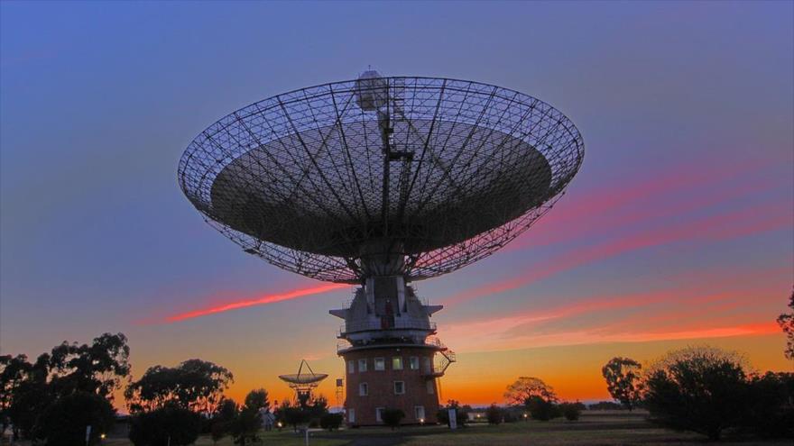 El radiotelescopio Parkes de 64 metros en Nueva Gales del Sur, Australia.