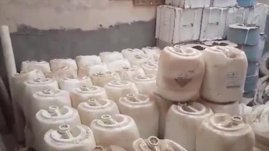 Garrafas llenas de la sustancia química viniltriclorosilano, que corroe el cuerpo, en un almacén del grupo terrorista EIIL en la provincia de Al-Anbar (oeste de Irak).