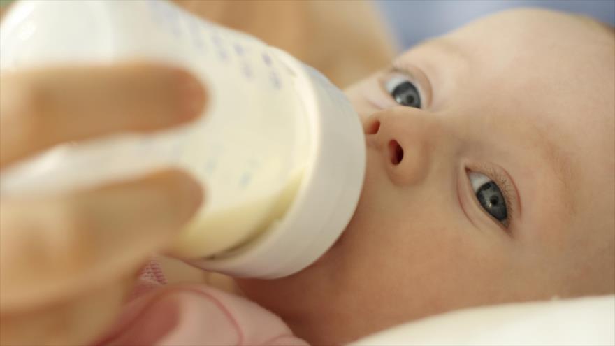Las mujeres contaminadas con zika pueden amamantar, según la OMS.