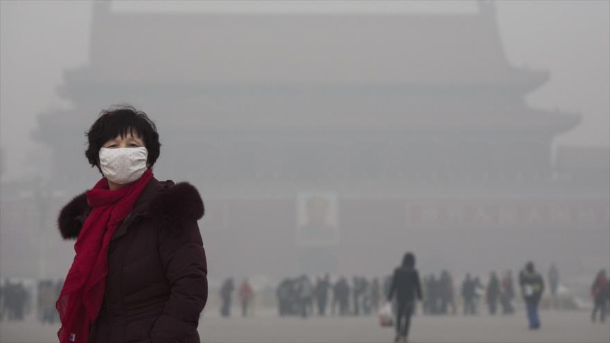 Pekín, capital de China, vive envuelto en una espesa niebla de humo.