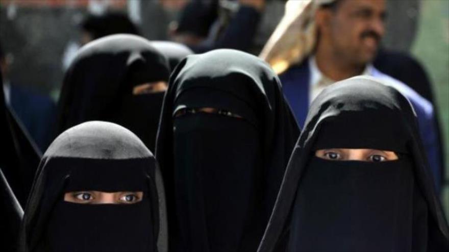 La ley del grupo terrorista EIIL (Daesh, en árabe) obliga a las mujeres a ir totalmente cubiertas con ropas holgadas, calcetines y guantes.