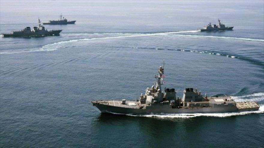 Buques de la Marina estadounidense desplegados en las disputadas aguas del mar de la China Meridional.