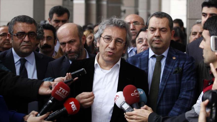 Can Dundar (centro) redactor jefe del periódico opositor turco Cumhuriyet y acusado de espionaje, habla con los medios acompañado por el responsable de la oficina en Ankara, Erdem Gül (2º dcha.).