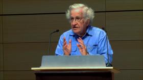 Chomsky: Trump es resultado del miedo y de una sociedad quebrada