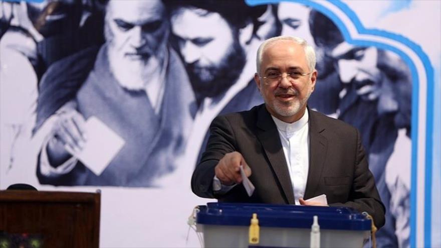 El canciller iraní, Mohamad Yavad Zarif, depositando su voto en la urna. 26 de febrero de 2016