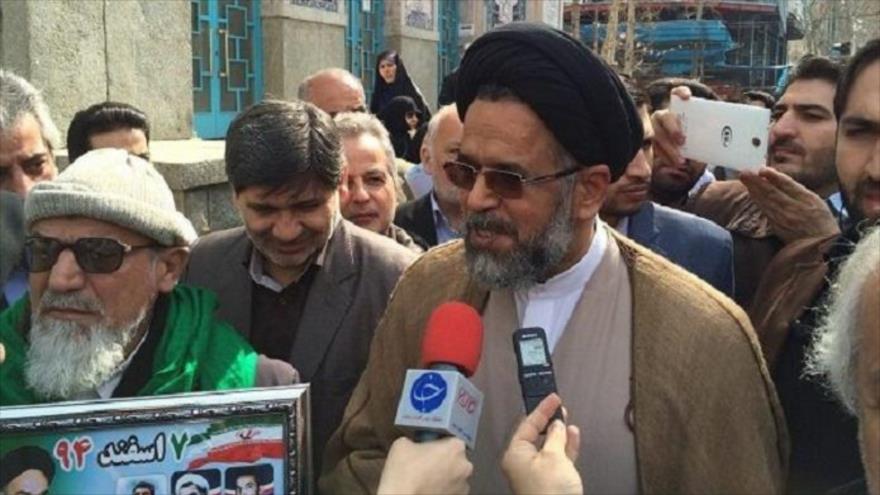 El ministro iraní de Inteligencia, Mahmud Alavi, ejerciendo su derecho a voto en un centro electoral, 26 de febrero de 2016.