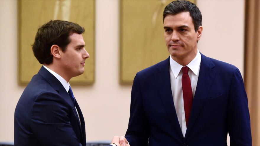 Secretario general del Partido Socialista Obrero Español (PSOE), Pedro Sánchez (drch.) y el líder del Ciudadanos, Albert Rivera.