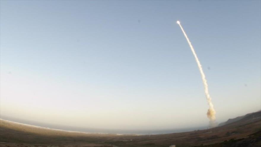 Fuerzas Aéreas de EE.UU. lanzan un desarmado misil balístico Minuteman III desde California.
