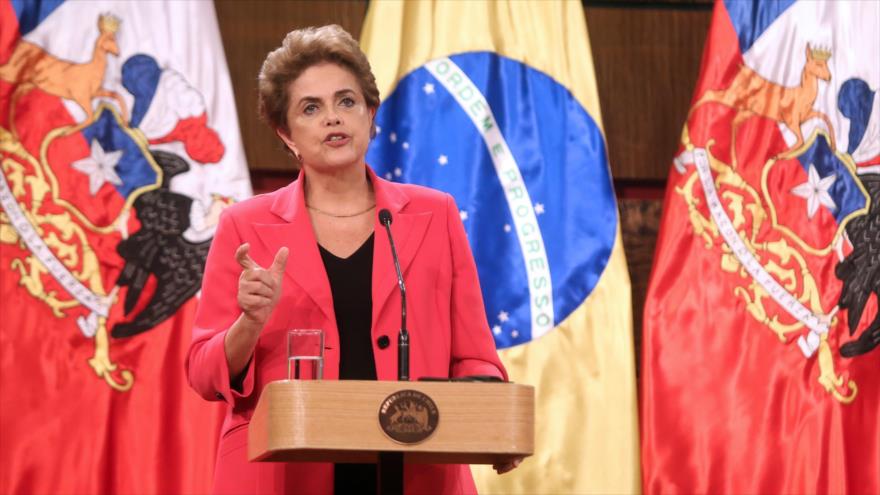 La presidenta de Brasil, Dilma Rousseff, durante una rueda de prensa televisada en Chile, 26 de febrero de 2016.