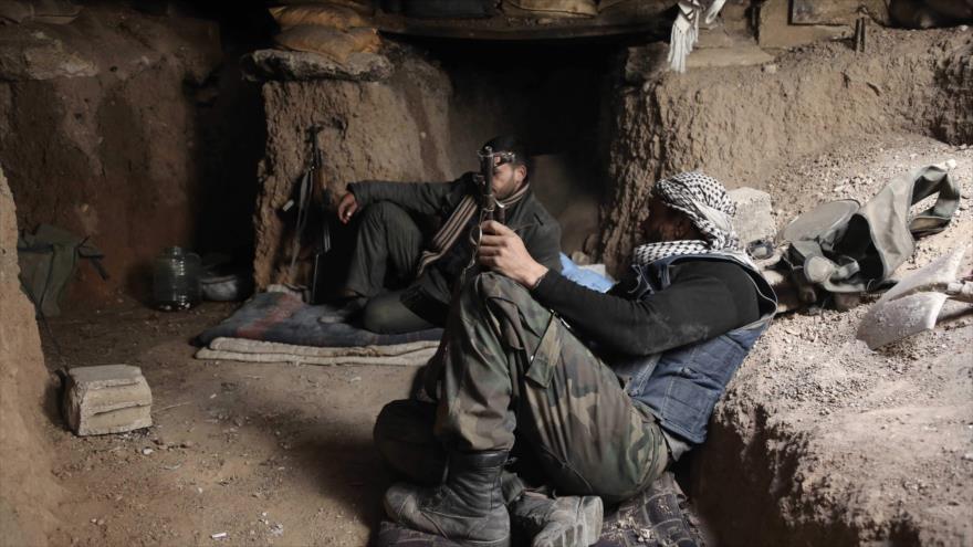 Combatientes opositores descansan en su refugio, en primera línea, en los alrededores de Damasco, capital siria, 26 de febrero de 2016.