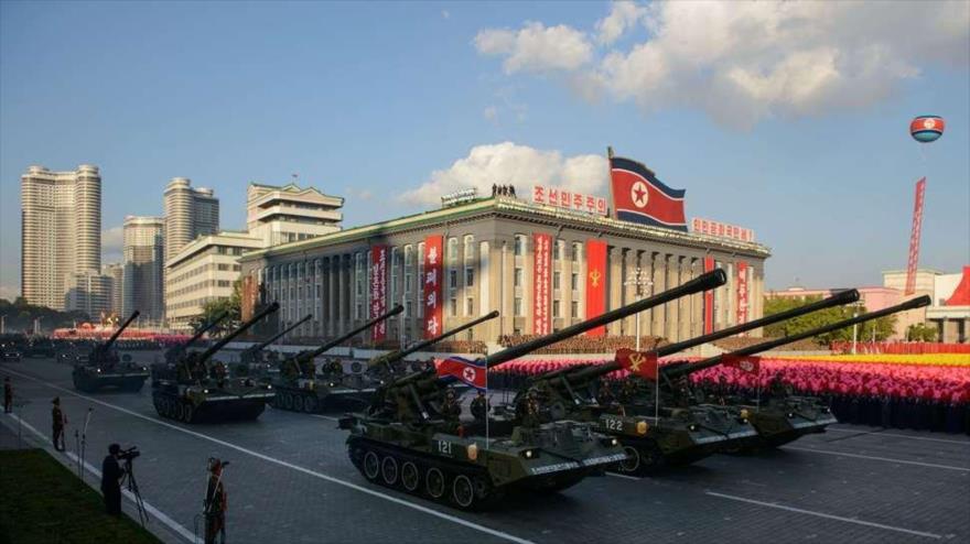 Tanques durante el desfile militar con motivo del 70º aniversario del partido único.