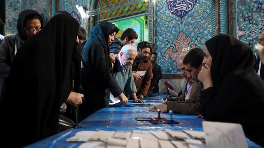 Ciudadanos iraníes acuden a votar a las urnas en la capitalina ciudad de Teherán. 26 de febrero de 2016.