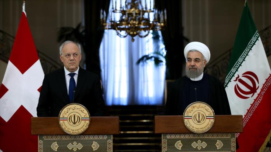 El presidente iraní, Hasan Rohani, en una rueda de prensa conjunta con al presidente de Suiza, Johann Schneider-Ammann, en el palacio presidencial de Saadabad, en la capitalina ciudad de Teherán. 27 de febrero de 2016