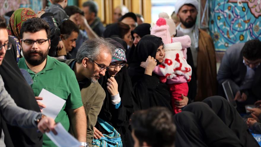 Ciudadanos iraníes acuden a votar a las urnas en la capitalina ciudad de Teherán. 26 de febrero de 2016.

