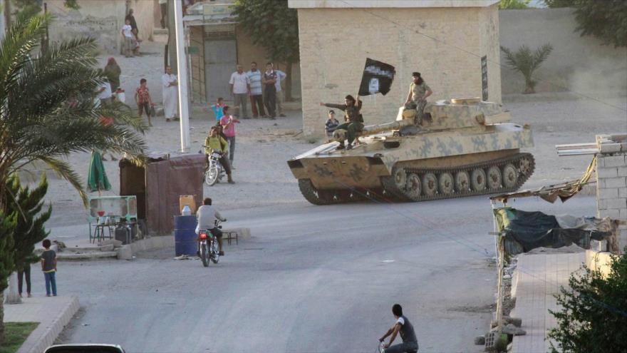 Integrantes del grupo terrorista EIIL (Daesh, en árabe) irrumpen en una ciudad siria.