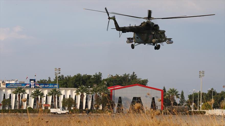 Helicóptero militar ruso en la base de Hmeimim en la provincia siria de Latakia (noroeste).