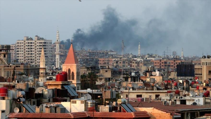 Columna de humo en Damasco, capital siria, generada por los ataque terroristas con mortero.