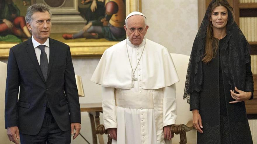 El papa Francisco (centro) recibe en la Santa Sede del Vaticano al presidente de Argentina, Mauricio Macri (izq.), y a su esposa Juliana Awada, 27 febrero 2016.