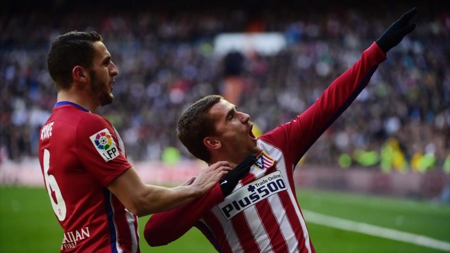 El delantero francés del Atlético de Madrid, Antoine Griezmann (dcha.), festeja su gol ante el Real Madrid, 27 de febrero de 2016. 