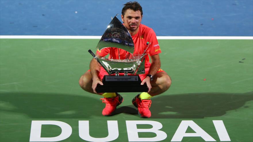 El tenista suizo Stanislas Wawrinka posa con el trofeo de Torneo de Dubái.