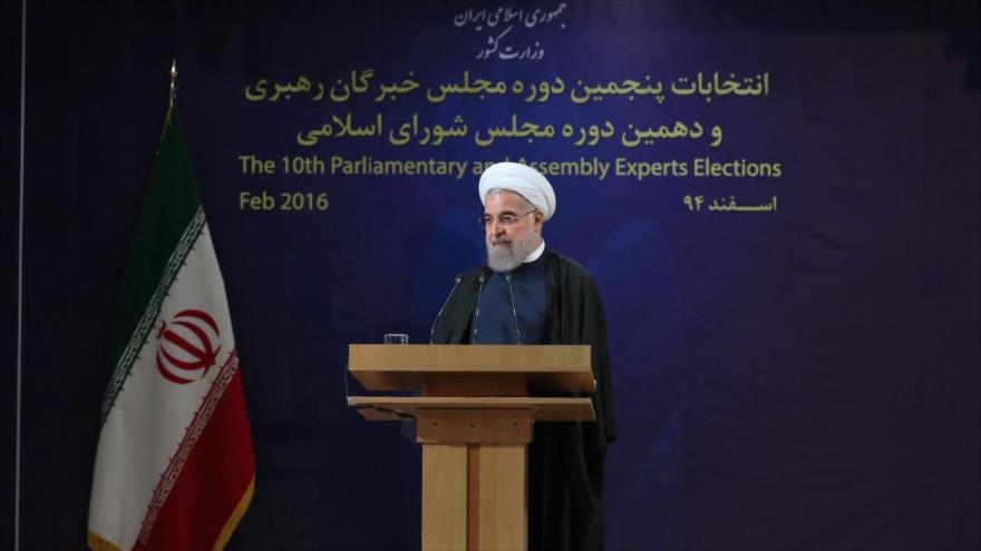 Hasan Rohani, presidente de Irán, tras depositar su voto en los comicios legislativos y de la Asamblea de Expertos, 26 de febrero de 2016.