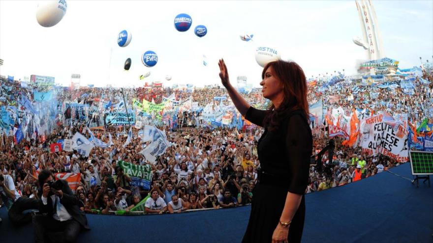 Cristina Fernández saluda a sus seguidores durante una manifestación cuando estaba al frente del Gobierno de Argentina (2007-2015).