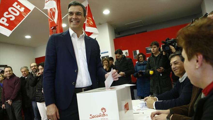 El secretario general del PSOE, Pedro Sánchez depositando su voto para apoyar el acuerdo alcanzado con Ciudadanos para la investidura del líder socialista. 27 de febrero de 2016 
