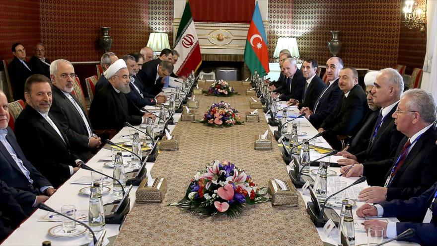 Las delegaciones de Irán y Azerbaiyán, encabezadas por los presidentes de dichos países, Hasan Rohani (centro-izda.) e Ilham Aliev se reúnen en Teherán, capital persa, 23 de febrero de 2016.