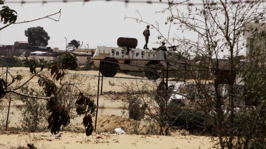 Militares egipcios patrullan la frontera con los territorios ocupados en la ciudad de Rafah, ubicada en el norte del Sinaí.