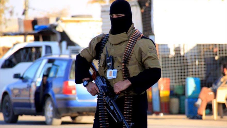 Un miembro del grupo terrorista EIIL (Daesh, en árabe), desplegado en una localidad en Al-Anbar (Irak).