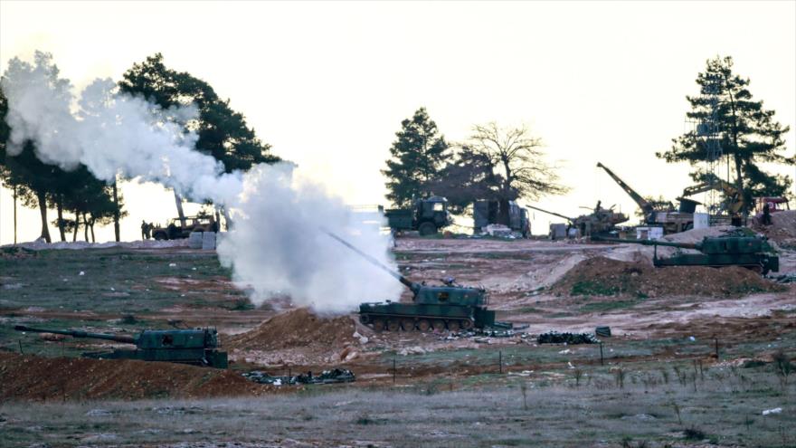 Tanques del Ejército de Turquía, desplegados en la ciudad fronteriza de Kilis, disparan contra la frontera siria.