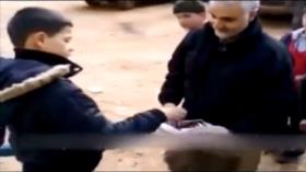 Qasem Soleimani reparte dulces entre niños sirios en Alepo