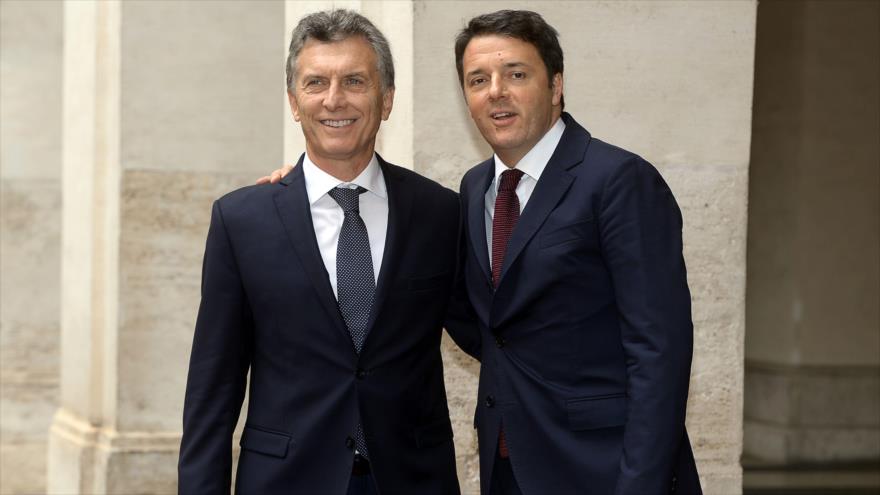 El presidente de Argentina, Mauricio Macri (izda.), y el primer ministro de Italia, Matteo Renzi, posan en el Palazzo Chigi antes de su reunión en la capital italiana, Roma. 27 de febrero de 2016