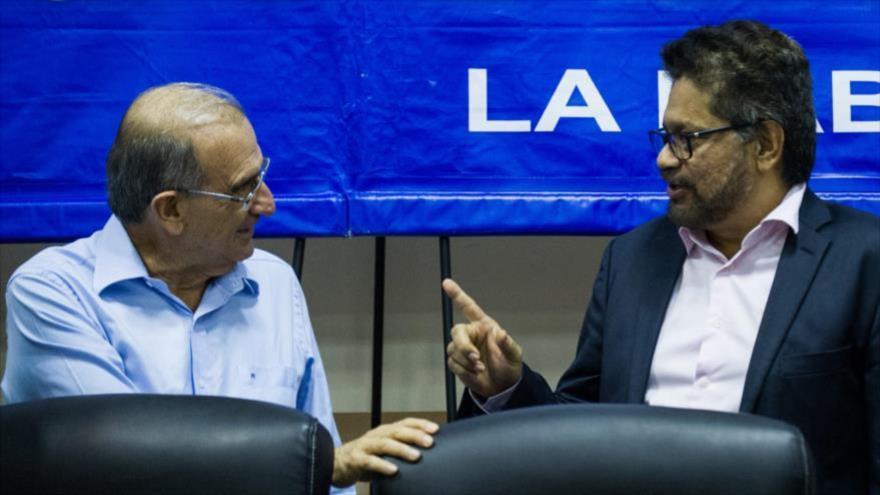 El jefe del equipo negociador del Gobierno colombiano, Humberto de la Calle, conversa con Iván Márquez, jefe negociador de las Fuerzas Revolucionarias de Colombia (FARC).