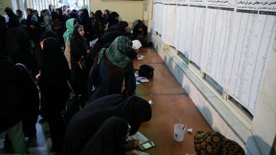 Iraníes acuden a las urnas para participar en las elecciones, Teherán, capital persa, 26 de febrero de 2016.