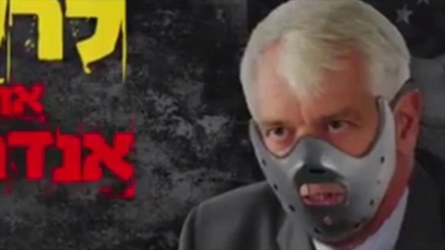 Imagen captada de un vídeo en el que un grupo de extremistas judíos comparan al embajador de la UE con el Dr. Hannibal Lecter, el asesino de la película el Silencio de los Corderos.