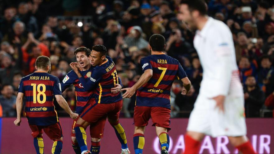 Jugadores del Barcelona festejan su victoria ante el Sevilla, 28 de febrero de 2016.