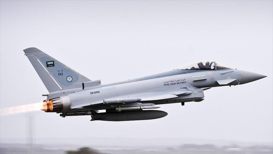 Un avión de combate saudí que está participando en la intervención militar en Yemen.