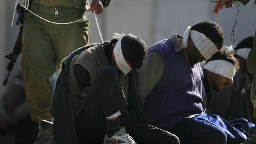 Presos palestinos en una cárcel israelí.