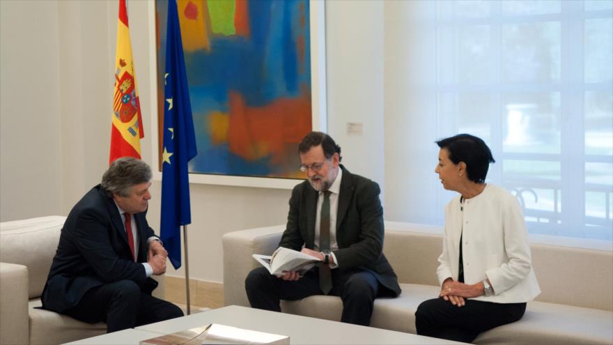 El presidente en funciones del Gobierno español, Mariano Rajoy (centro), durante una reunión con los padres del líder opositor venezolano, Leopoldo López, en el Palacio de Moncloa, en Madrid (capital española), 29 de febrero de 2016.