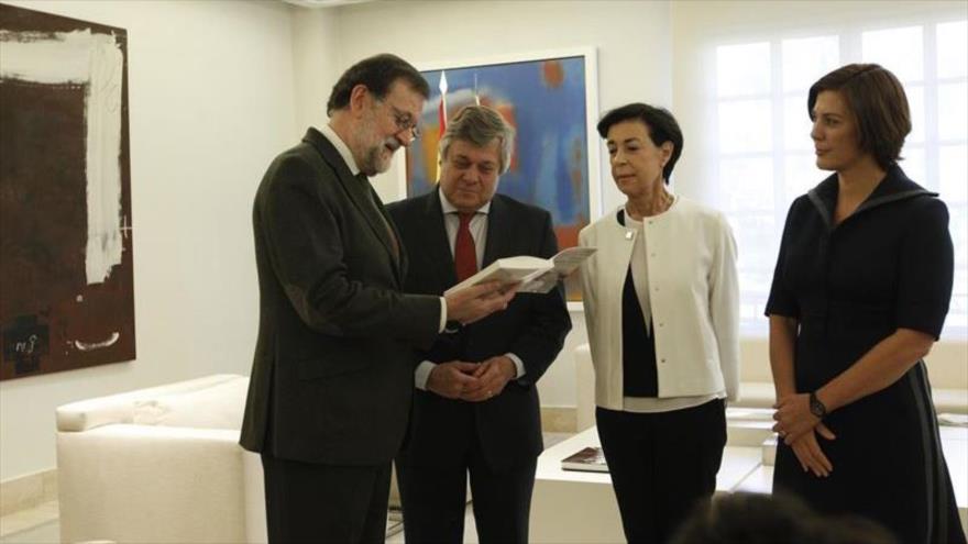 La familia del dirigente opositor venezolano, Leopoldo López, entregan su libro al presidente en funciones del Gobierno español, Mariano Rajoy (izda.) en el Palacio de la Moncloa, en Madrid (capital española), 29 de febrero de 2016.