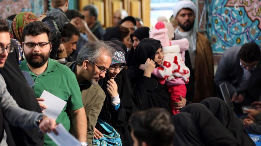 Iraníes acuden a las urnas para participar en las elecciones, Teherán, capital persa, 26 de febrero de 2016.