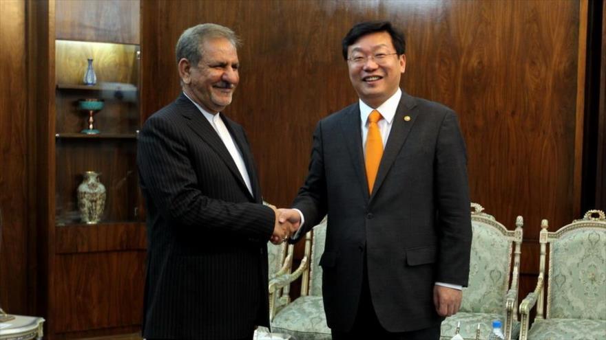 Eshaq Yahanguiri (izda.), primer vicepresidente iraní, recibe al ministro surcoreano de Comercio, Industria y Energía, Joo Hyung-hwan, en Teherán, capital persa. 29 de febrero de 2016