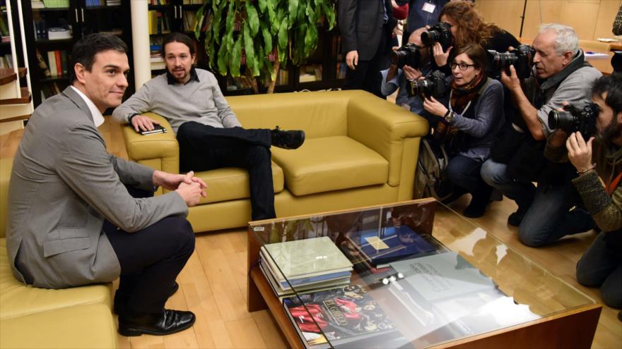 El secretario general del Partido Socialista Español (PSOE), Pedro Sánchez (izda.) y el líder de Podemos, Pablo Iglesias, durante una reunión celebrada en las dependencias del Grupo Socialista en el Congreso español, 5 de febrero de 2015.
