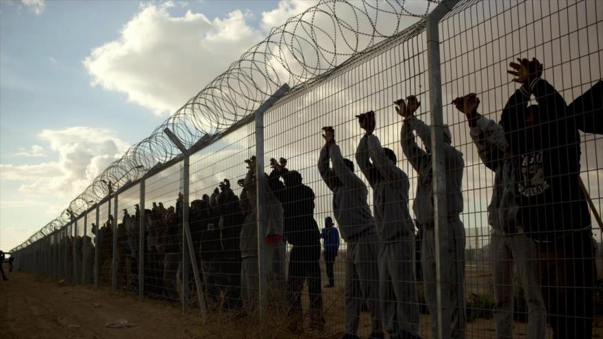 Inmigrantes africanos protestan fuera del centro de la detención Holot en el desierto de Néguev, en el sur de Ios territorios ocupados.