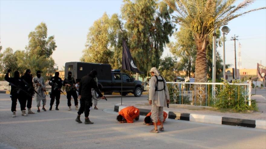 Integrantes de Daesh ejecutan a dos personas.